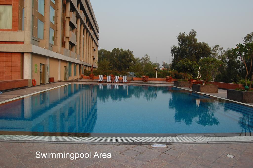 Taj Chandīgarh Exteriér fotografie Swimming pool area