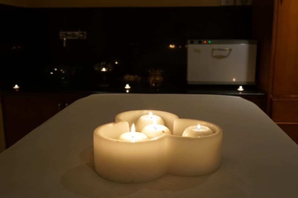 Taj Chandīgarh Exteriér fotografie A massage table with candles