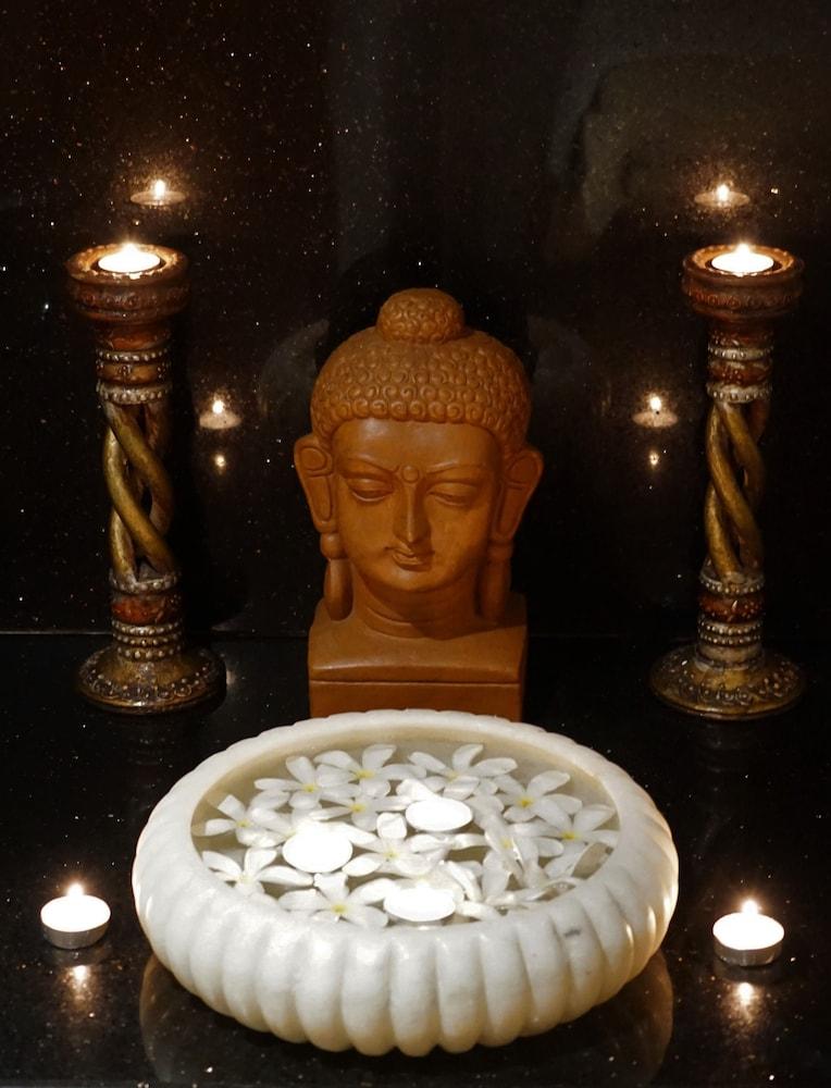 Taj Chandīgarh Exteriér fotografie A statue of the Buddha with two oil lamps
