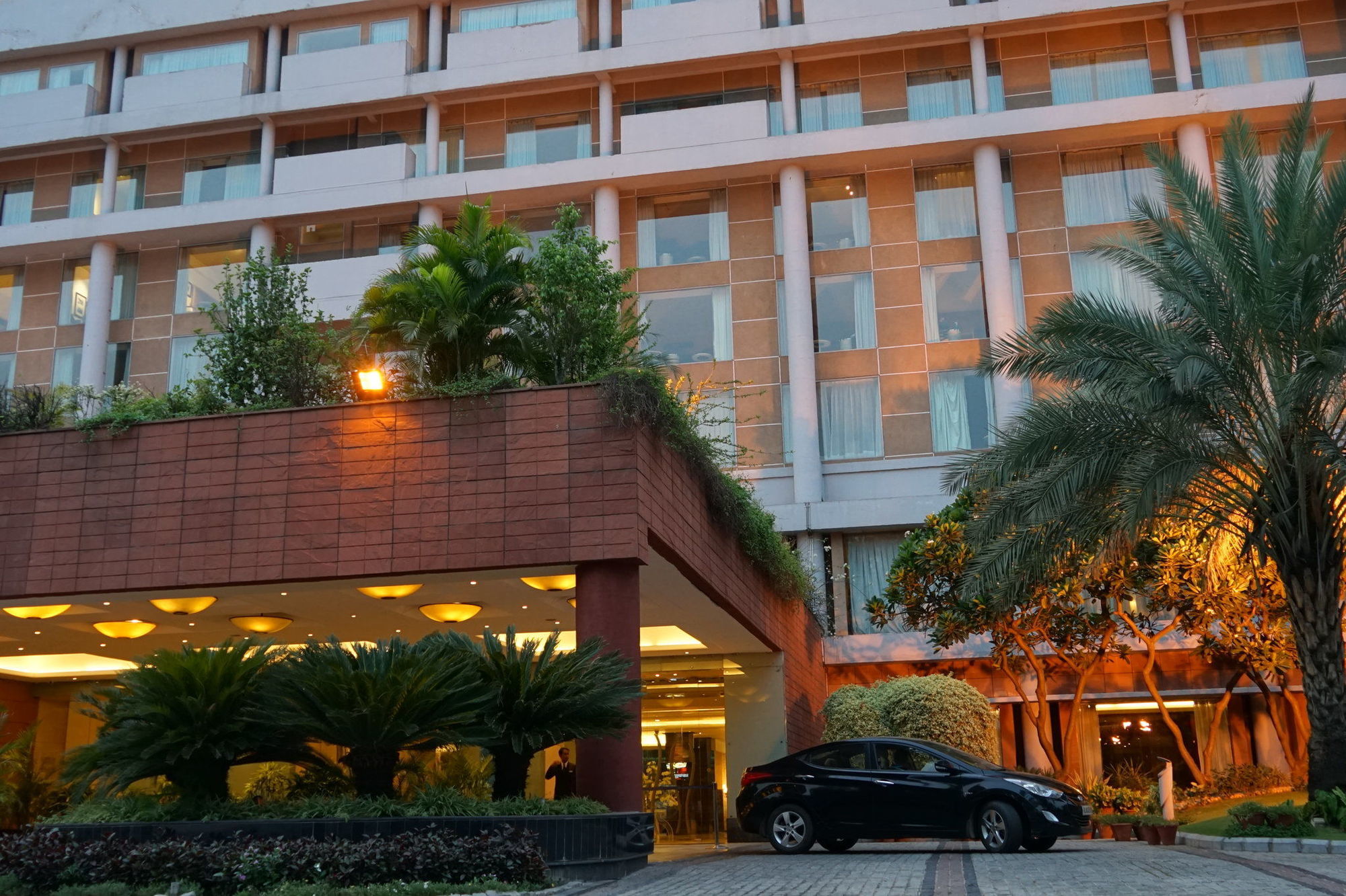 Taj Chandīgarh Exteriér fotografie The hotel's entrance
