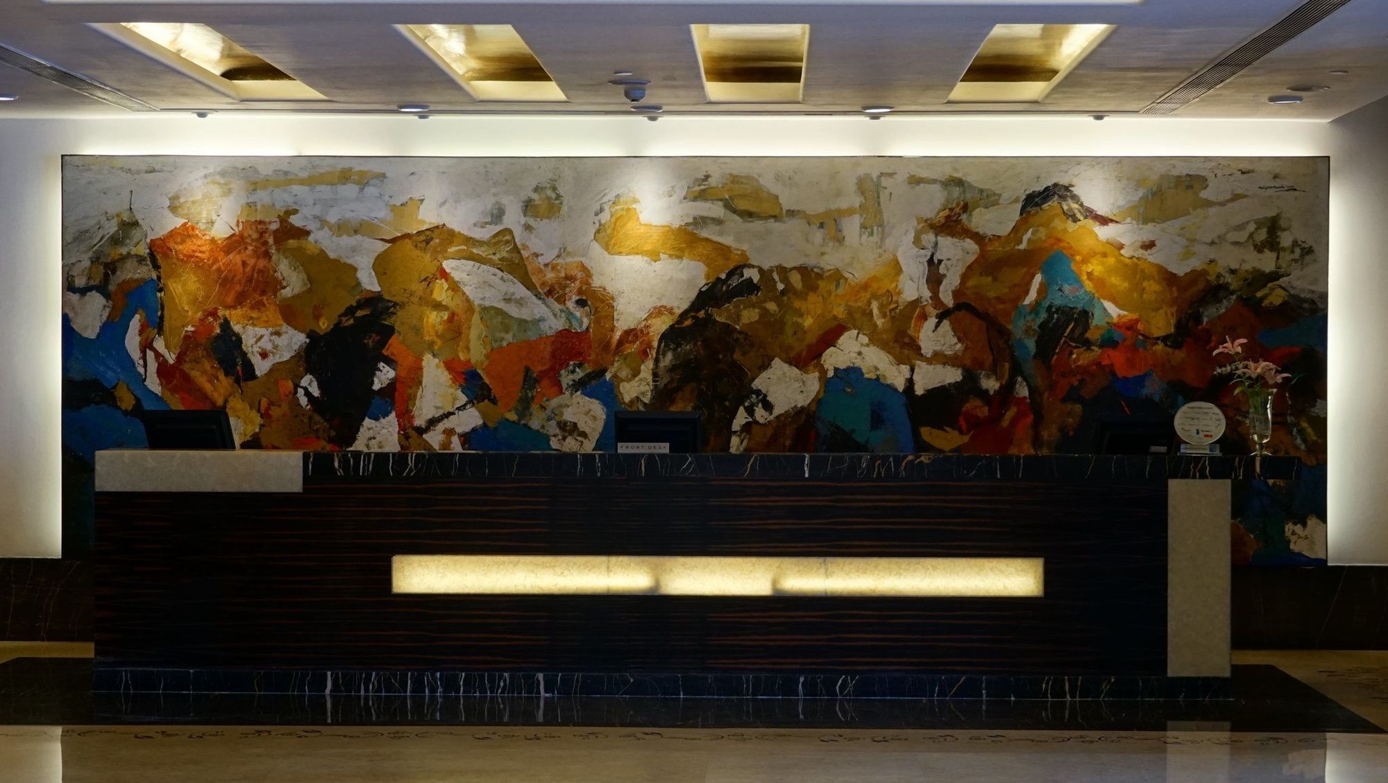 Taj Chandīgarh Exteriér fotografie Mural at the lobby of the hotel